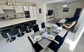 Wembley Stadium 5 Star Brand New Luxury Sleeps 14 With Parking